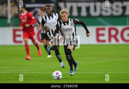 firo: October 31, 2023, football, soccer, DFB Cup, season 2023/2024, 2nd main round, Borussia Monchengladbach, Gladbach - 1.FC Heidenheim 1846 3:1 Robin HACK, Gladbach, individual action Stock Photo