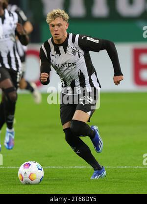 firo: October 31, 2023, football, soccer, DFB Cup, season 2023/2024, 2nd main round, Borussia Monchengladbach, Gladbach - 1.FC Heidenheim 1846 3:1 Robin HACK, Gladbach, individual action Stock Photo