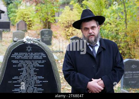 Potsdam, Germany. 09th Nov, 2023. Brandenburg State Rabbi Ariel Kirzon speaks at the Jewish cemetery during a commemorative event to mark the 85th anniversary of the pogrom night in Brandenburg. Credit: Soeren Stache/dpa/Alamy Live News Stock Photo