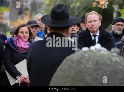 Potsdam, Germany. 09th Nov, 2023. Manja Schüle (l, SPD), Brandenburg's Minister for Science, Research and Culture, and the Irish-German violinist Daniel Hope (r) listen to the state rabbi's speech at the Jewish cemetery during a commemorative event to mark the 85th anniversary of the pogrom night. Credit: Soeren Stache/dpa/Alamy Live News Stock Photo