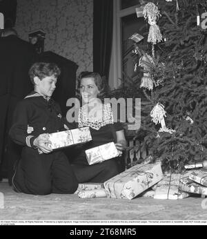 Actress Barbro Kollberg (1917-2014) Here during filming of the film A daughter born (1944) with Anders Nyström (1933-2022) by the Christmas tree and Christmas presents. F138-5 Stock Photo