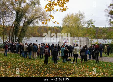 Potsdam, Germany. 09th Nov, 2023. Participants at a commemorative event to mark the 34th anniversary of the fall of the Berlin Wall in Brandenburg listen to the speeches on the banks of Griebnitzsee. Credit: Soeren Stache/dpa/Alamy Live News Stock Photo