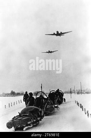 Transport aircraft Junkers Ju 52 encounter transport sledges during the Kesselschlacht of Demjansk. Photo: Beissel (PK 501) [automated translation] Stock Photo