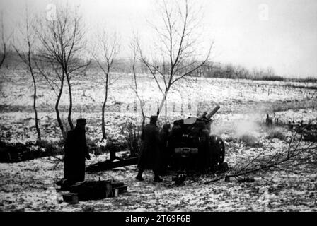 A 10.5cm Field Howitzer 18 fires on Soviet position in the Donets area in the southern section of the Eastern Front near Troitskoye. Photo: Knödler [automated translation] Stock Photo