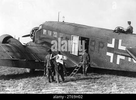 Injured before transport by a Junkers Ju 52 at Borginski airfield in Russia. Photo: Wetterau. [automated translation] Stock Photo