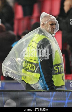 Eindhoven, Netherlands. 08th Nov, 2023. illustration picture shows a stewards with extra rainponcho on during the Uefa Champions League matchday 4 game in group B in the 2023-2024 season between PSV Eindhoven and Racing Club de Lens on November 8, 2023 in Eindhoven, Netherlands. (Photo by David Catry/Isosport) Credit: sportpix/Alamy Live News Stock Photo