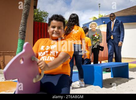 ORANJESTAD - Princess Beatrix visits the Neptali Henriquez Park playground. The playground serves as an example for other playgrounds that the Jantje Beton Foundation wants to realize on the island. After a two-day visit to Curaçao, the princess is now in Aruba for two days. Both visits focused on the protection of ecosystems and social initiatives. ANP KOEN VAN WEEL netherlands out - belgium out Stock Photo