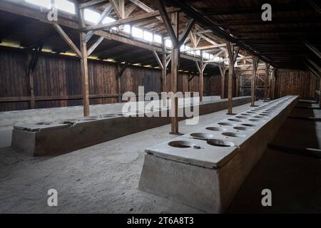 KZ Auschwitz Für Gefangene gab es Gemeinschaftstoiletten in Latrinenschuppen *** Auschwitz concentration camp There were communal toilets for prisoners in latrine sheds xMMx Credit: Imago/Alamy Live News Stock Photo