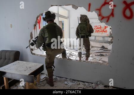 Bat Yam, Israel. 09th Nov, 2023. Israeli infantry soldiers from the paratroop brigade practice urban warfare in destroyed buildings in Bat Yam, south of Tel Aviv on November 9, 2023. The training is meant to replicate the type of situation they will encounter when they enter the Gaza Strip to confront the Hamas terrorists who carried out the October 7, 2023 infiltration of Israeli communities which left 1,400 people killed and another 240 taken hostage back into the Gaza Strip. Photo by Jim Hollander/UPI Credit: UPI/Alamy Live News Stock Photo