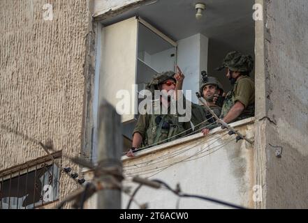 Bat Yam, Israel. 09th Nov, 2023. Israeli infantry soldiers from the paratroop brigade practice urban warfare in destroyed buildings in Bat Yam, south of Tel Aviv on November 9, 2023. The training is meant to replicate the type of situation they will encounter when they enter the Gaza Strip to confront the Hamas terrorists who carried out the October 7, 2023 infiltration of Israeli communities which left 1,400 people killed and another 240 taken hostage back into the Gaza Strip. Photo by Jim Hollander/UPI Credit: UPI/Alamy Live News Stock Photo