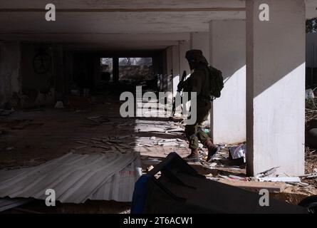 Bat Yam, Israel. 09th Nov, 2023. Israeli infantry soldiers from the paratroop brigade practice urban warfare in destroyed buildings in Bat Yam, south of Tel Aviv on November 9, 2023. The training is meant to replicate the type of situation they will encounter when they enter the Gaza Strip to confront the Hamas terrorists who carried out the October 7, 2023 infiltration of Israeli communities which left 1,400 people killed and another 240 taken hostage back into the Gaza Strip. Photo by Jim Hollander/UPI Credit: UPI/Alamy Live News Stock Photo