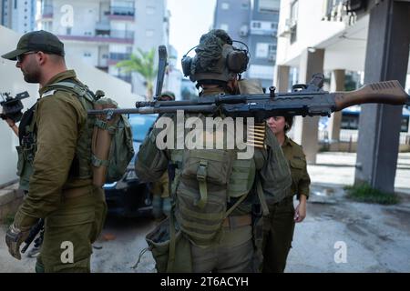 Bat Yam, Israel. 09th Nov, 2023. Israeli infantry soldiers from the paratroop brigade practice urban warfare in destroyed buildings in Bat Yam, south of Tel Aviv on November 9, 2023. The training is meant to replicate the type of situation they will encounter when they enter the Gaza Strip to confront the Hamas terrorists who carried out the October 7, 2023 infiltration of Israeli communities which left 1,400 people killed and another 240 taken hostage back into the Gaza Strip. Photo by Jim Hollander/UPI Credit: UPI/Alamy Live News Stock Photo