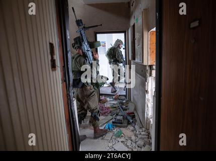 Bat Yam, Israel. 09th Nov, 2023. Israeli infantry soldiers from the paratroop brigade practice urban warfare in destroyed buildings in Bat Yam, south of Tel Aviv on November 9, 2023. The training is meant to replicate the type of situation they will encounter when they enter the Gaza Strip to confront the Hamas terrorists who carried out the October 7, 2023 infiltration of Israeli communities which left 1,400 people killed and another 240 taken hostage back into the Gaza Strip. Photo by Jim Hollander/UPI Credit: UPI/Alamy Live News Stock Photo