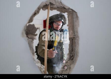 Bat Yam, Israel. 09th Nov, 2023. Israeli infantry soldiers from the paratroop brigade practice urban warfare in destroyed buildings in Bat Yam, south of Tel Aviv on November 9, 2023. The training is meant to replicate the type of situation they will encounter when they enter the Gaza Strip to confront the Hamas terrorists who carried out the October 7, 2023 infiltration of Israeli communities which left 1,400 people killed and another 240 taken hostage back into the Gaza Strip. Photo by Jim Hollander/UPI Credit: UPI/Alamy Live News Stock Photo