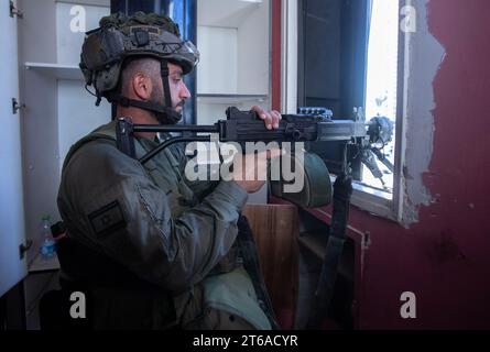 Bat Yam, Israel. 09th Nov, 2023. Israeli infantry soldiers from the paratroop brigade practice urban warfare in destroyed buildings in Bat Yam, south of Tel Aviv on November 9, 2023. The training is meant to replicate the type of situation they will encounter when they enter the Gaza Strip to confront the Hamas terrorists who carried out the October 7, 2023 infiltration of Israeli communities which left 1,400 people killed and another 240 taken hostage back into the Gaza Strip. Photo by Jim Hollander/UPI Credit: UPI/Alamy Live News Stock Photo