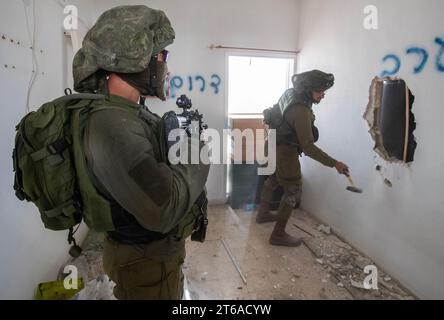 Bat Yam, Israel. 09th Nov, 2023. Israeli infantry soldiers from the paratroop brigade practice urban warfare in destroyed buildings in Bat Yam, south of Tel Aviv on November 9, 2023. The training is meant to replicate the type of situation they will encounter when they enter the Gaza Strip to confront the Hamas terrorists who carried out the October 7, 2023 infiltration of Israeli communities which left 1,400 people killed and another 240 taken hostage back into the Gaza Strip. Photo by Jim Hollander/UPI Credit: UPI/Alamy Live News Stock Photo