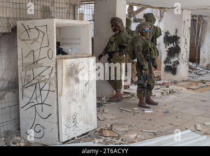 Bat Yam, Israel. 09th Nov, 2023. Israeli infantry soldiers from the paratroop brigade practice urban warfare in destroyed buildings in Bat Yam, south of Tel Aviv on November 9, 2023. The training is meant to replicate the type of situation they will encounter when they enter the Gaza Strip to confront the Hamas terrorists who carried out the October 7, 2023 infiltration of Israeli communities which left 1,400 people killed and another 240 taken hostage back into the Gaza Strip. Photo by Jim Hollander/UPI Credit: UPI/Alamy Live News Stock Photo