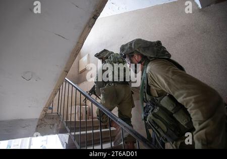 Bat Yam, Israel. 09th Nov, 2023. Israeli infantry soldiers from the paratroop brigade practice urban warfare in destroyed buildings in Bat Yam, south of Tel Aviv on November 9, 2023. The training is meant to replicate the type of situation they will encounter when they enter the Gaza Strip to confront the Hamas terrorists who carried out the October 7, 2023 infiltration of Israeli communities which left 1,400 people killed and another 240 taken hostage back into the Gaza Strip. Photo by Jim Hollander/UPI Credit: UPI/Alamy Live News Stock Photo