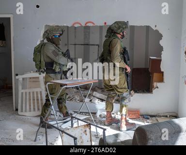 Bat Yam, Israel. 09th Nov, 2023. Israeli infantry soldiers from the paratroop brigade practice urban warfare in destroyed buildings in Bat Yam, south of Tel Aviv on November 9, 2023. The training is meant to replicate the type of situation they will encounter when they enter the Gaza Strip to confront the Hamas terrorists who carried out the October 7, 2023 infiltration of Israeli communities which left 1,400 people killed and another 240 taken hostage back into the Gaza Strip. Photo by Jim Hollander/UPI Credit: UPI/Alamy Live News Stock Photo