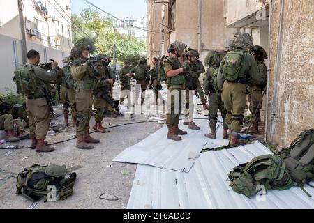 Bat Yam, Israel. 09th Nov, 2023. Israeli infantry soldiers from the paratroop brigade practice urban warfare in destroyed buildings in Bat Yam, south of Tel Aviv on November 9, 2023. The training is meant to replicate the type of situation they will encounter when they enter the Gaza Strip to confront the Hamas terrorists who carried out the October 7, 2023 infiltration of Israeli communities which left 1,400 people killed and another 240 taken hostage back into the Gaza Strip. Photo by Jim Hollander/UPI Credit: UPI/Alamy Live News Stock Photo