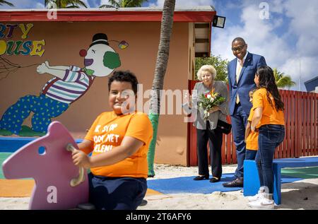 ORANJESTAD - Princess Beatrix visits the Neptali Henriquez Park playground. The playground serves as an example for other playgrounds that the Jantje Beton Foundation wants to realize on the island. After a two-day visit to Curaçao, the princess is now in Aruba for two days. Both visits focused on the protection of ecosystems and social initiatives. ANP KOEN VAN WEEL netherlands out - belgium out Stock Photo