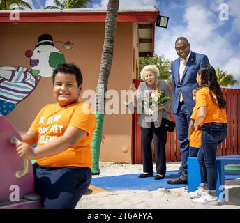 ORANJESTAD - Princess Beatrix visits the Neptali Henriquez Park playground. The playground serves as an example for other playgrounds that the Jantje Beton Foundation wants to realize on the island. After a two-day visit to Curaçao, the princess is now in Aruba for two days. Both visits focused on the protection of ecosystems and social initiatives. ANP KOEN VAN WEEL netherlands out - belgium out Stock Photo