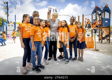 ORANJESTAD - Princess Beatrix visits the Neptali Henriquez Park playground. The playground serves as an example for other playgrounds that the Jantje Beton Foundation wants to realize on the island. After a two-day visit to Curaçao, the princess is now in Aruba for two days. Both visits focused on the protection of ecosystems and social initiatives. ANP KOEN VAN WEEL netherlands out - belgium out Stock Photo