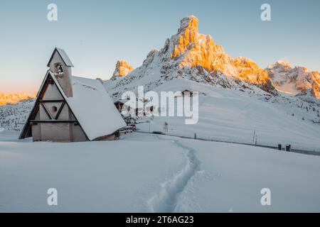 A small wooden cabin nestled in the snow-covered Italien mountain landscape Stock Photo