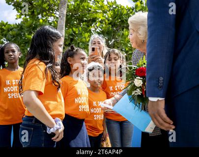 ORANJESTAD - Princess Beatrix visits the Neptali Henriquez Park playground. The playground serves as an example for other playgrounds that the Jantje Beton Foundation wants to realize on the island. After a two-day visit to Curaçao, the princess is now in Aruba for two days. Both visits focused on the protection of ecosystems and social initiatives. ANP KOEN VAN WEEL netherlands out - belgium out Stock Photo