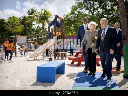 ORANJESTAD - Princess Beatrix visits the Neptali Henriquez Park playground. The playground serves as an example for other playgrounds that the Jantje Beton Foundation wants to realize on the island. After a two-day visit to Curaçao, the princess is now in Aruba for two days. Both visits focused on the protection of ecosystems and social initiatives. ANP KOEN VAN WEEL netherlands out - belgium out Stock Photo