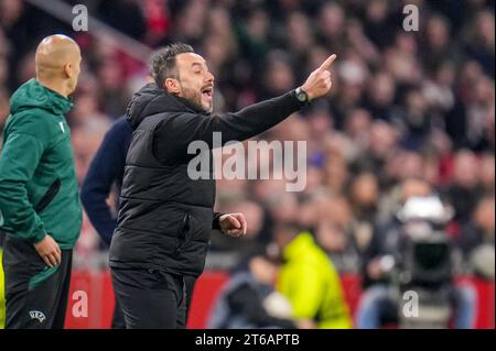 Amsterdam, Netherlands. 09th Nov, 2023. AMSTERDAM, NETHERLANDS - NOVEMBER 9: Head Coach Roberto De Zerbi of Brighton & Hove Albion coaches his players during the UEFA Europa League 2023/24 Group B match between AFC Ajax and Brighton & Hove Albion at the Johan Cruyff ArenA on November 9, 2023 in Amsterdam, Netherlands. (Photo by Rene Nijhuis/Orange Pictures) Credit: Orange Pics BV/Alamy Live News Stock Photo