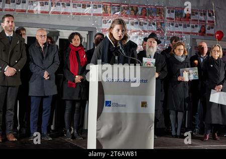 Hamburg, Germany. 09th Nov, 2023. Luisa Neubauer (M), climate protection activist and publicist, speaks during the commemorative event to mark the 85th anniversary of the pogrom night on November 9 at Joseph-Carlebach-Platz. On the night of November 9-10, 1938, the Nazis burned down synagogues across Germany, abused Jews and vandalized their homes and businesses. The pogrom night was the prelude to the systematic extermination of the Jewish population under National Socialism. Credit: Georg Wendt/dpa/Alamy Live News Stock Photo