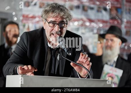 Hamburg, Germany. 09th Nov, 2023. Deniz Yücel, journalist and spokesperson for the writers' association PEN Berlin, speaks during the commemorative event on Joseph-Carlebach-Platz on the 85th anniversary of the pogrom night of November 9. On the night of November 9-10, 1938, the Nazis burned down synagogues across Germany, abused Jews and vandalized their homes and businesses. The pogrom night was the prelude to the systematic extermination of the Jewish population under National Socialism. Credit: Georg Wendt/dpa/Alamy Live News Stock Photo