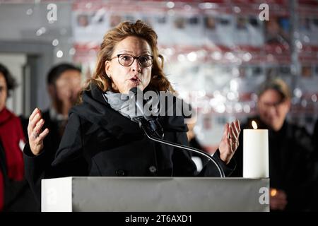 Hamburg, Germany. 09th Nov, 2023. Carola Veit (SPD), President of the Hamburg Parliament, speaks during the commemoration of the 85th anniversary of the pogrom night on November 9 at Joseph-Carlebach-Platz. On the night of November 9-10, 1938, the Nazis burned down synagogues across Germany, abused Jews and vandalized their homes and businesses. The pogrom night was the prelude to the systematic extermination of the Jewish population under National Socialism. Credit: Georg Wendt/dpa/Alamy Live News Stock Photo