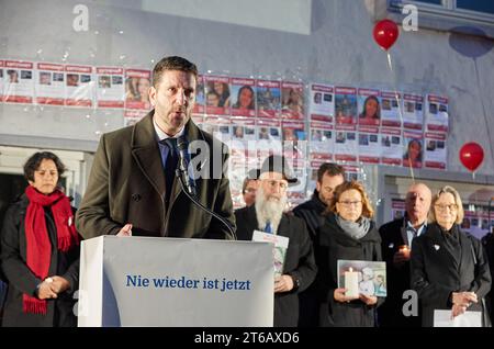 Hamburg, Germany. 09th Nov, 2023. Philipp Stricharz, chairman of the Jewish community in Hamburg, speaks during the commemoration of the 85th anniversary of the pogrom night on November 9 at Joseph-Carlebach-Platz. On the night of November 9-10, 1938, the Nazis burned down synagogues across Germany, abused Jews and vandalized their homes and businesses. The pogrom night was the prelude to the systematic extermination of the Jewish population under National Socialism. Credit: Georg Wendt/dpa/Alamy Live News Stock Photo