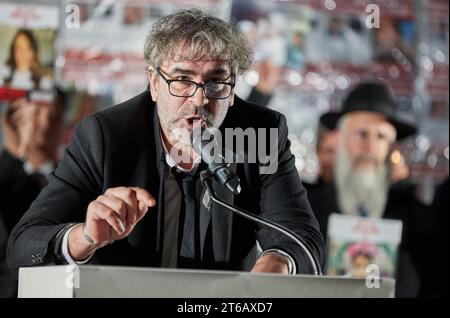 Hamburg, Germany. 09th Nov, 2023. Deniz Yücel, journalist and spokesperson for the writers' association PEN Berlin, speaks during the commemorative event on Joseph-Carlebach-Platz on the 85th anniversary of the pogrom night of November 9. On the night of November 9-10, 1938, the Nazis burned down synagogues across Germany, abused Jews and vandalized their homes and businesses. The pogrom night was the prelude to the systematic extermination of the Jewish population under National Socialism. Credit: Georg Wendt/dpa/Alamy Live News Stock Photo