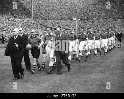 Wolverhampton Wanderers V Leicester City Wembley FA Cup Final 1949. Stan Cullis & Billy Wright lead out Wolves Stock Photo