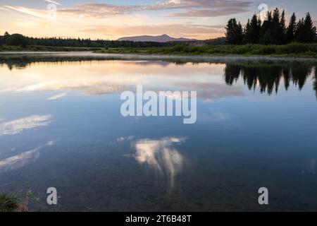 WY05687-00...WYOMING - Sunrise at the Oxbow Bend of the Snake River in Grand Teton National Park. Stock Photo