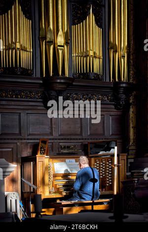 Organist playing the organ at St. Philip's Cathedral Birmingham , Cathedral Square, Colmore Row, England, UK Stock Photo