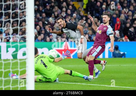 BIRMINGHAM - Vangelis Pavlidis of AZ Alkmaar scores during the UEFA Conference League Group E match between Aston Villa FC and AZ Alkmaar at Villa Park on November 9, 2023 in Birmingham, United Kingdom. ANP ED VAN DE POL Stock Photo