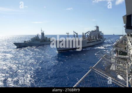 USNS Rappahannock (T-AO-204) refuels HMAS Anzac (FFH 150) in the Coral Sea on 6 July 2017 Stock Photo
