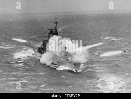 USS Albany (CG-10) firing missiles 1963 Stock Photo