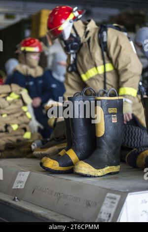 USS Boxer (LHD 4) 140308 Stock Photo - Alamy