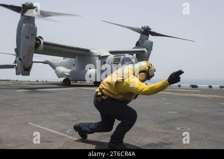 USS Boxer conducts flight operations. (27780354316) Stock Photo