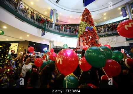 Valencia, Carabobo, Venezuela. 9th Nov, 2023. November 09, 2023. The Sambil shopping center, started the Christmas season with the lighting of the tree in its facilities, celebrating with all the attendees, in the city of Valencia, Carabobo state. Photo: Juan Carlos Hernandez (Credit Image: © Juan Carlos Hernandez/ZUMA Press Wire) EDITORIAL USAGE ONLY! Not for Commercial USAGE! Stock Photo
