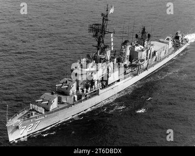 USS De Haven (DD-727) underway off the coast of Oahu, Hawaii (USA), on 19 November 1970 Stock Photo