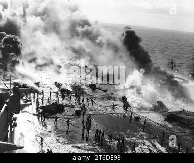 USS Enterprise (CVAN-65) 1969 fire crew fire fighting Stock Photo