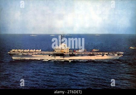 USS Essex (CVS-9) underway at sea in 1963 Stock Photo