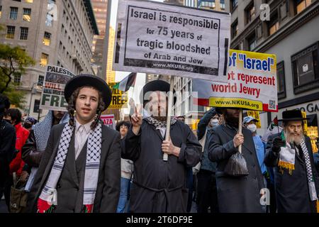 NEW YORK, NEW YORK - NOVEMBER 9: A Jewish protesters holds up a peace sign while marching through Midtown Manhattan during a student walkout calling for a ceasefire between Israel and Hamas on November 9, 2023 in New York City. Since October 7, the Israeli army's bombardment of the Palestinian enclave, in retaliation for the Hamas attack on Israel that killed over 1,400 people, has seen thousands of buildings razed to the ground, more than 10,000 people killed and 1.4 million displaced whilst Gaza remains besieged.(Photo by Michael Nigro/Sipa USA) Credit: Sipa USA/Alamy Live News Stock Photo