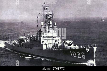 USS Hooper (DE-1026) underway at sea, in 1964 Stock Photo